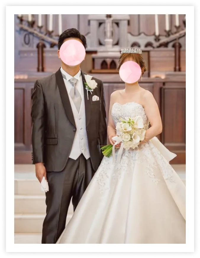 チャペルの祭壇を背景に並ぶ新郎新婦の全身写真