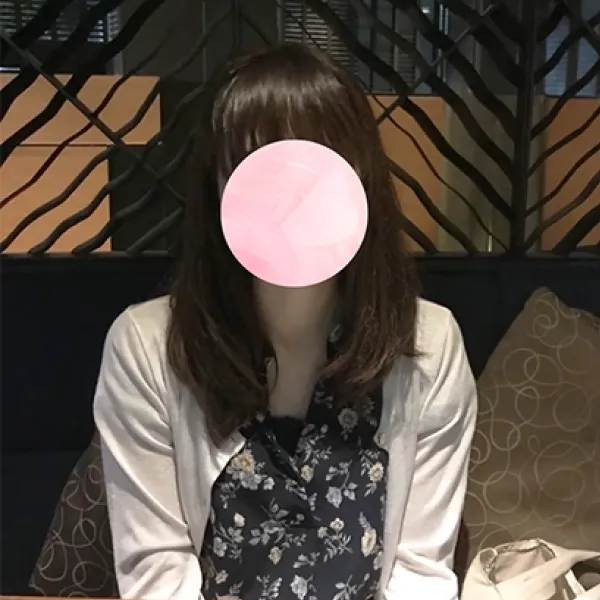 室内に座っている花柄の自分らしい服装の女性